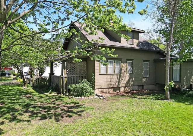 Photo 4 of Single family home for sale at 301 W Washington St, Harrisonville, MO 64701 | MLS# 2619008 | Listing updated on 2026-09-15