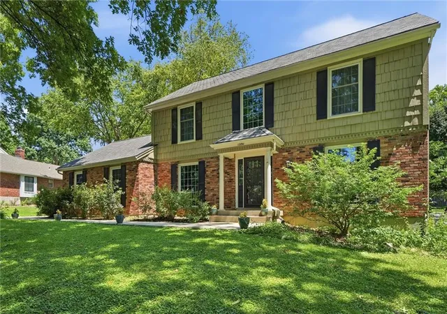 Photo 3 of Sale Pending at 12841 Pembroke Cir, Leawood, KS 66209 | MLS# 2620660 | Listing updated on 2026-09-14