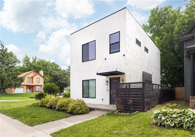 Photo 1 of Single family home for sale at 1301 E 41st Street, Kansas City, MO 64111 | MLS# 2620672 | Listing updated on 2026-09-09