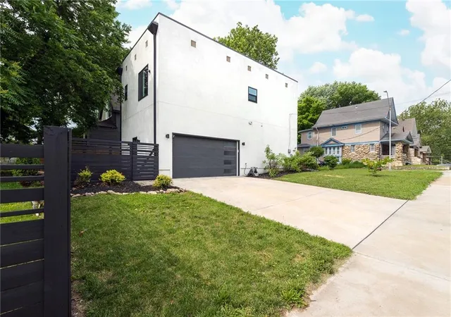 Photo 3 of Single family home for sale at 1301 E 41st Street, Kansas City, MO 64111 | MLS# 2620672 | Listing updated on 2026-09-09