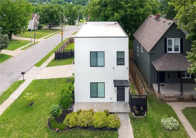 Photo 4 of Single family home for sale at 1301 E 41st Street, Kansas City, MO 64111 | MLS# 2620672 | Listing updated on 2026-09-09