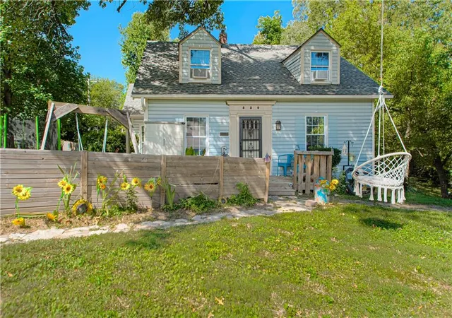 Photo 2 of Single family home for sale at 820 S Glenwood Ave, Independence, MO 64053 | MLS# 2621562 | Listing updated on 2026-09-18