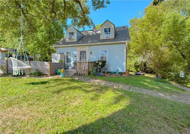 Photo 3 of Single family home for sale at 820 S Glenwood Ave, Independence, MO 64053 | MLS# 2621562 | Listing updated on 2026-09-18