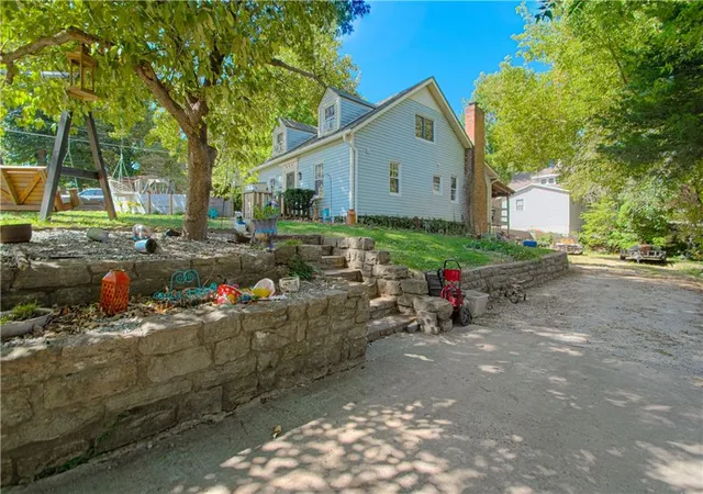 Photo 3 of Single family home for sale at 820 S Glenwood Ave, Independence, MO 64053 | MLS# 2621562 | Listing updated on 2026-09-18