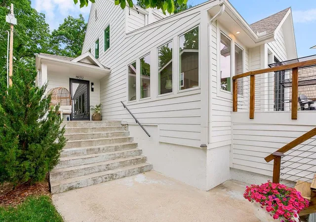 Photo 3 of Single family home for sale at 252 Apache Trl W, Lake Quivira, KS 66217 | MLS# 2622228 | Listing updated on 2026-10-14