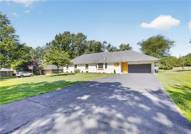 Single family home for sale at 1011 Tam Oshanter Dr, Kansas City, MO 64145 | MLS# 2622904