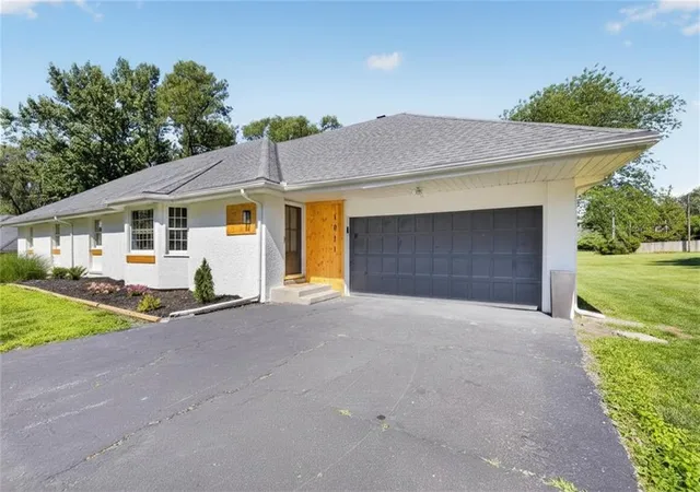 Photo 2 of Single family home for sale at 1011 Tam Oshanter Dr, Kansas City, MO 64145 | MLS# 2622904 | Listing updated on 2026-09-15