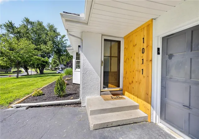 Photo 3 of Single family home for sale at 1011 Tam Oshanter Dr, Kansas City, MO 64145 | MLS# 2622904 | Listing updated on 2026-09-15
