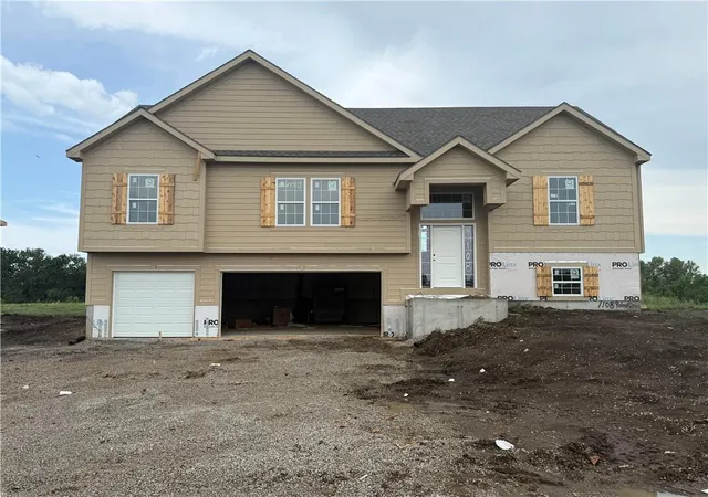 Photo 2 of Sale Pending at 1108 Oak Ridge St, Kearney, MO 64060 | MLS# 2623154 | Listing updated on 2026-09-15