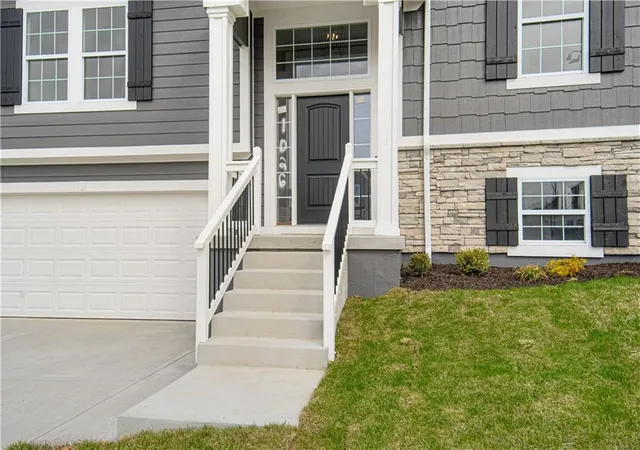 Photo 3 of Sale Pending at 1108 Oak Ridge St, Kearney, MO 64060 | MLS# 2623154 | Listing updated on 2026-09-15