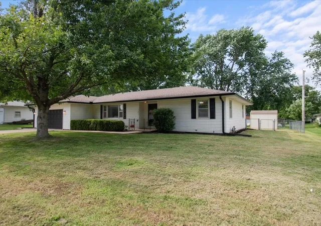 Photo 2 of Single family home for sale at 1605 E Franklin St, Clinton, MO 64735 | MLS# 2624578 | Listing updated on 2026-09-28