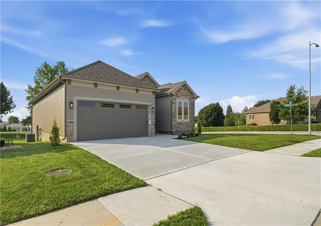 Photo 3 of Single family home for sale at 4225 Ne Park Springs Dr, Lees Summit, MO 64064 | MLS# 2625394 | Listing updated on 2026-09-13