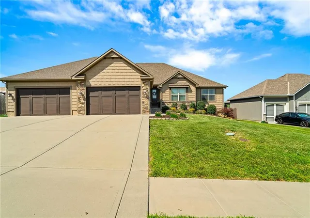 Photo 3 of Single family home for sale at 9300 Sw Tsunami Ct, Lee's Summit, MO 64064 | MLS# 2625506 | Listing updated on 2026-09-13