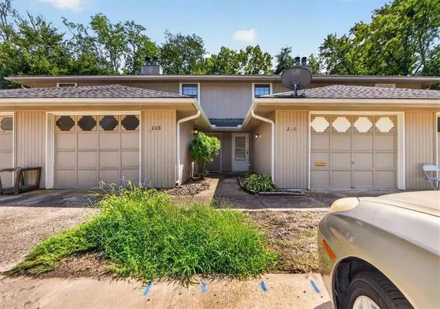 Photo 1 of Townhouse for sale at 210 Nw Nottingham Dr, Blue Springs, MO 64014 | MLS# 2625692 | Listing updated on 2026-09-23