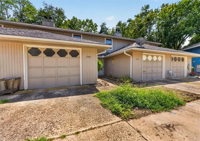 Photo 2 of Townhouse for sale at 210 Nw Nottingham Dr, Blue Springs, MO 64014 | MLS# 2625692 | Listing updated on 2026-09-23