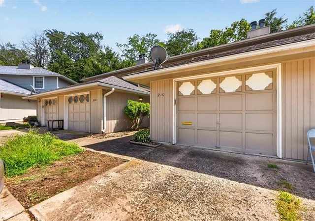 Photo 3 of Townhouse for sale at 210 Nw Nottingham Dr, Blue Springs, MO 64014 | MLS# 2625692 | Listing updated on 2026-09-23
