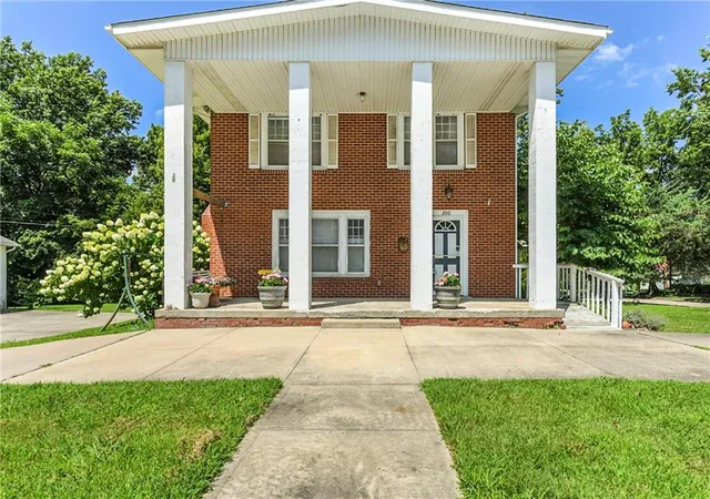 Photo 1 of Single family home for sale at 200 Sw Madison St, Lees Summit, MO 64063 | MLS# 2625834 | Listing updated on 2026-09-14