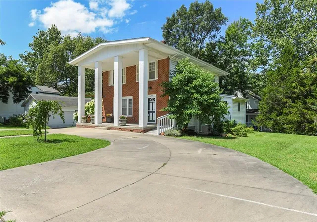 Photo 2 of Single family home for sale at 200 Sw Madison St, Lees Summit, MO 64063 | MLS# 2625834 | Listing updated on 2026-09-14