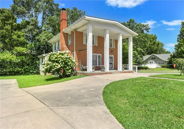 Photo 3 of Single family home for sale at 200 Sw Madison St, Lees Summit, MO 64063 | MLS# 2625834 | Listing updated on 2026-09-14