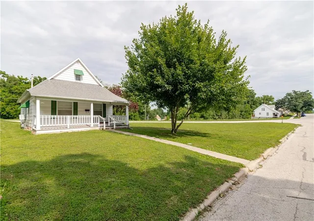 Photo 3 of Single family home for sale at 1017 S 5th Street, Atchison, KS 66002 | MLS# 2626247 | Listing updated on 2026-09-12