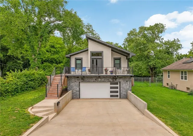 Photo 1 of Single family home for sale at 9325 Walnut St, Kansas City, MO 64114 | MLS# 2626385 | Listing updated on 2026-09-27