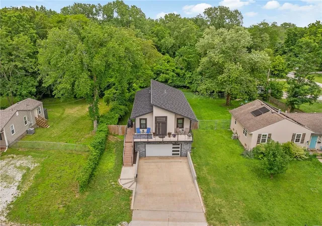 Photo 2 of Single family home for sale at 9325 Walnut St, Kansas City, MO 64114 | MLS# 2626385 | Listing updated on 2026-09-27
