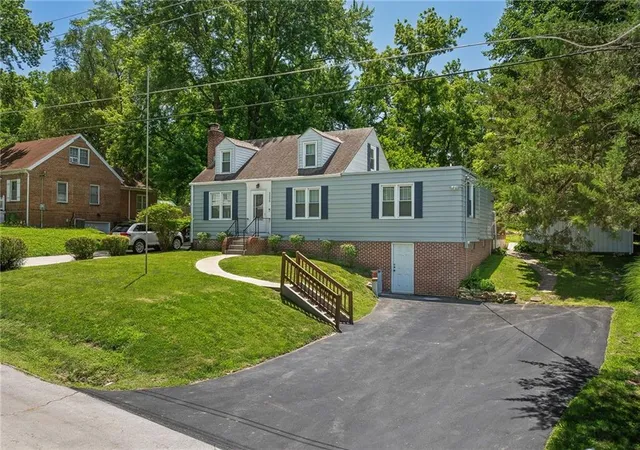 Photo 2 of Sale Pending at 2206 Dewey St, St Joseph, MO 64505 | MLS# 2626569 | Listing updated on 2026-09-14