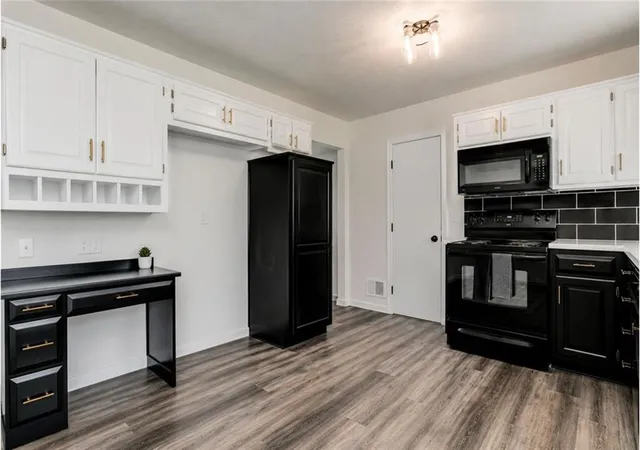 Photo 2 of Sale Pending at 824 S Elk Ln, Bonner Springs, KS 66012 | MLS# 2626580 | Listing updated on 2026-09-10