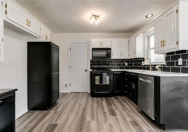 Photo 3 of Sale Pending at 824 S Elk Ln, Bonner Springs, KS 66012 | MLS# 2626580 | Listing updated on 2026-09-10