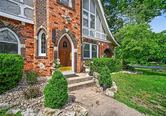 Photo 1 of Single family home for sale at 1200 W 72nd Street, Kansas City, MO 64114 | MLS# 2626989 | Listing updated on 2026-10-08