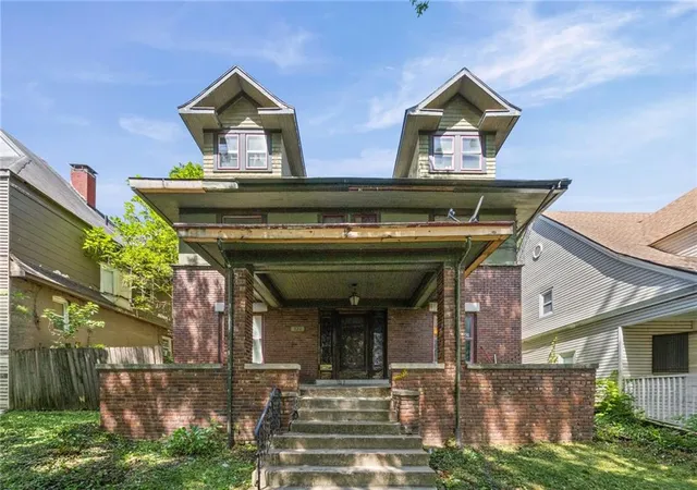 Single family home for sale at 524 Cypress Ave, Kansas City, MO 64124 | MLS# 2626998