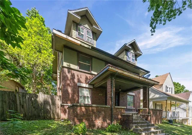 Photo 1 of Single family home for sale at 524 Cypress Ave, Kansas City, MO 64124 | MLS# 2626998 | Listing updated on 2026-09-08