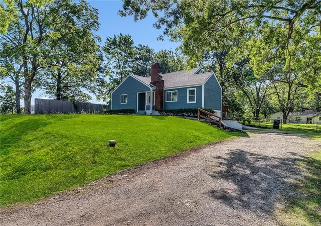 Photo 2 of Single family home for sale at 2421 Ne Vivion Rd, Kansas City, MO 64118 | MLS# 2627007 | Listing updated on 2026-09-18