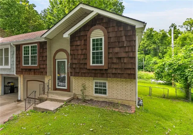 Multi family home for sale at 5924 NW Creekview Dr, Kansas City, MO 64152 | MLS# 2627111