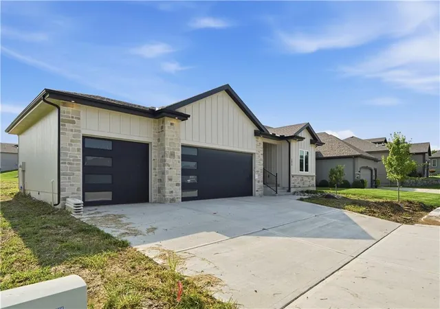 Photo 2 of Single family home for sale at 4073 NE Chapel Manor Dr, Lees Summit, MO 64064 | MLS# 2627252 | Listing updated on 2026-09-13