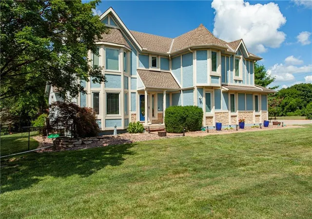 Photo 3 of Single family home for sale at 1090 NE Blackwell Rd, Lees Summit, MO 64086 | MLS# 2627308 | Listing updated on 2026-10-03