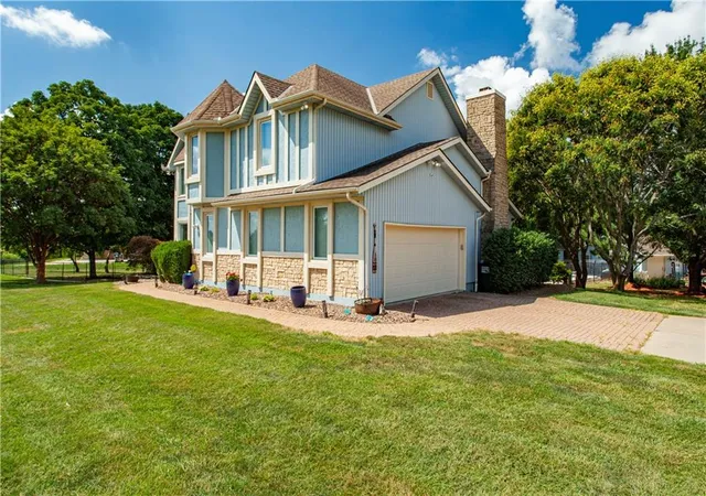 Photo 4 of Single family home for sale at 1090 NE Blackwell Rd, Lees Summit, MO 64086 | MLS# 2627308 | Listing updated on 2026-10-03