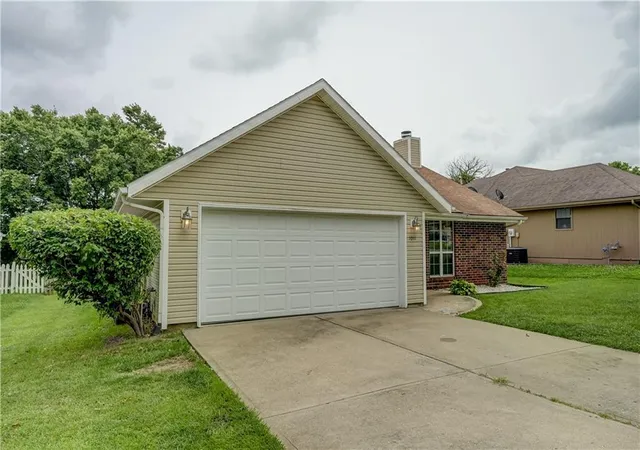 Photo 2 of Single family home for sale at 1011 Fox Run Dr, Warrensburg, MO 64093 | MLS# 2627534 | Listing updated on 2026-09-18