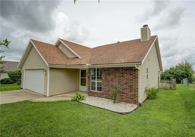 Photo 3 of Single family home for sale at 1011 Fox Run Dr, Warrensburg, MO 64093 | MLS# 2627534 | Listing updated on 2026-09-18
