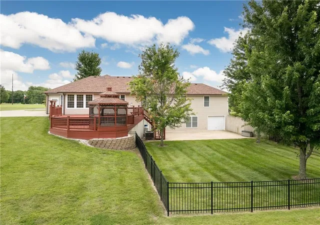 Photo 3 of Sale Pending at 7720 SE Delwood Dr, St Joseph, MO 64507 | MLS# 2627607 | Listing updated on 2026-10-03