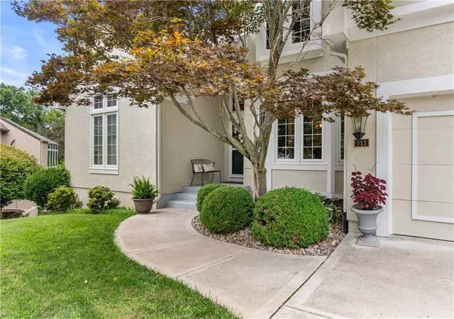 Photo 3 of Single family home for sale at 713 Ne Plumbrook Pl, Lees Summit, MO 64064 | MLS# 2627753 | Listing updated on 2026-09-13