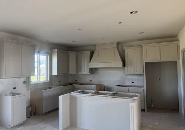 Photo 2 of Single family home for sale at 9006 N Poplar Ave, Kansas City, MO 64156 | MLS# 2627910 | Listing updated on 2026-09-14