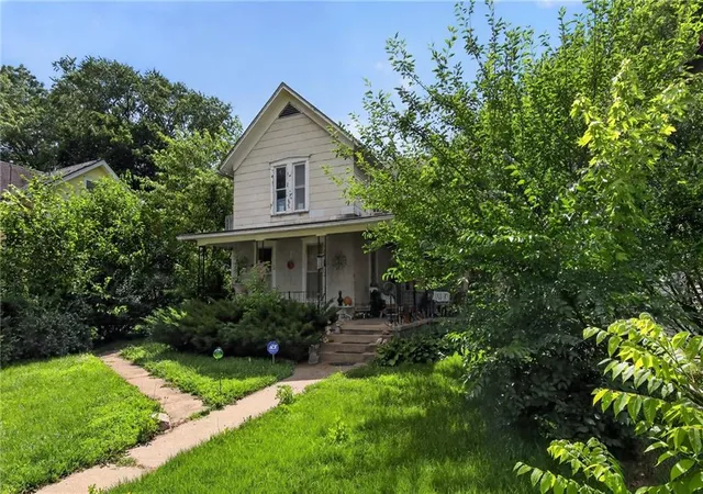 Photo 3 of House for sale at 906 Columbia Ave, Leavenworth, KS 66048 | MLS# 2628115 | Listing updated on 2026-09-10
