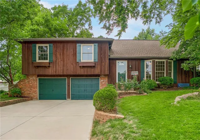 Photo 1 of Single family home for sale at 10006 Linden St, Overland Park, KS 66207 | MLS# 2628429 | Listing updated on 2026-09-11
