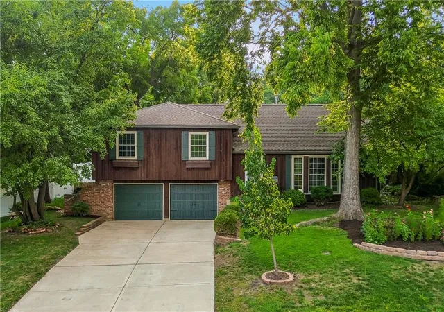 Photo 2 of Single family home for sale at 10006 Linden St, Overland Park, KS 66207 | MLS# 2628429 | Listing updated on 2026-09-11