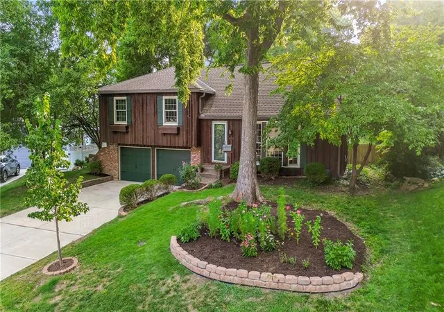 Photo 3 of Single family home for sale at 10006 Linden St, Overland Park, KS 66207 | MLS# 2628429 | Listing updated on 2026-09-11