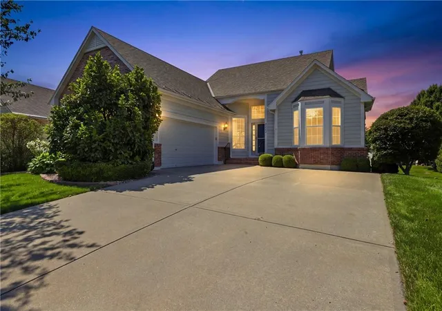 Photo 1 of Sale Pending at 2722 S Brentwood Dr, Independence, MO 64055 | MLS# 2628566 | Listing updated on 2026-09-12