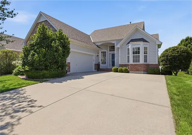 Photo 2 of Sale Pending at 2722 S Brentwood Dr, Independence, MO 64055 | MLS# 2628566 | Listing updated on 2026-09-12
