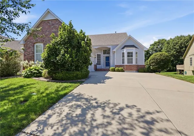 Photo 3 of Sale Pending at 2722 S Brentwood Dr, Independence, MO 64055 | MLS# 2628566 | Listing updated on 2026-09-12