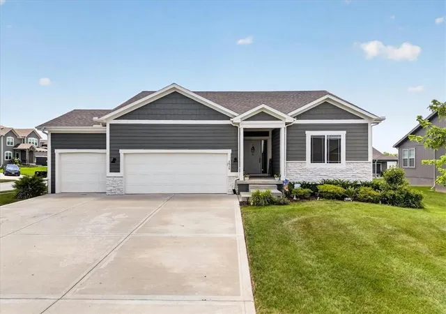Photo 2 of Single family home for sale at 1515 Sw Arbor Valley Dr, Lees Summit, MO 64082 | MLS# 2628677 | Listing updated on 2026-09-14